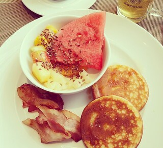 #happy #beautiful #monday #breakfast #breakie #pancakes #bacon #fruits #apple #fruitsalad #watermelon #hotelbreakfast #crownplazaberlin #yummy #foodporn #myplate #vacay #berlin #tea #herbtea #flaxseed #love #fun #style #instafood #foodgram #goodmorning