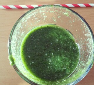 #happy #healthy #dinner #green #smoothie #greensmoothie #spinach #banana #maca #nectarine #apple #coconutoil #nettle #carrots #yummy #foodporn #inmyglass #drink #gogreen