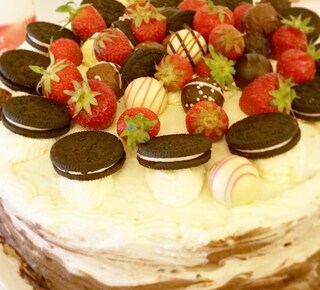 #birthdaycake #cake #cakeporn #oreocake #strawberries #strawberrycake #oreo #praline #ombre #ombrecake #chocolate #chocolatecake #whatibakedtoday #cream #curd #whippedcream #nofrosting #lush #cakedecoration #foodporn #love #cakedecorating #baking #selfmade