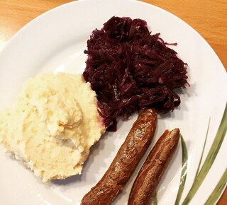Und nach dem ganzen süsszeug gibts das Lieblingsessen der Kinder. Kartoffelbrei mit Rotkraut und Bratwurst (die von like Meat, brauchen aber mmn noch ein bisschen mehr Würze...) ansonsten suuuper lecker 😋 #kindheitsessenveganisiert #kartoffelbreimitwürstchen #vegan #kartoffelbreimitrotkraut #mashedpotatoes #redcabbage #vegansausage #veganewürstchen #likemeat #myveganlife #myveganjourney #myveganplate #vegandinner #whatveganseat #vegandish #love #veganfoodporn #fun #abendessen