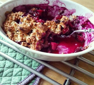 #resteessen! #blueberryapplecrumble #nomnom #wickedviolet #crumble #leftovers #cinnamon #apple #blueberries #hot #juicy #soulfood #foodporn #foodshare #love #dessert #hotdessert #yummy #familyfood #pie #tarte #fruits #appleblueberry #sweettooth #streusel #potd #mjam
