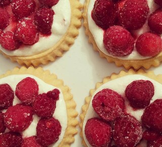 Ich habe mir nur nebenbei Kuchen gewünscht... #yummy #raspberry #raspberrytarts #midnightbakery #glutenfree #foodporn #glutenfrei #cake #minicake #love #fun #style #fresh #potd #fourofakind #red #nomnom #vacation #kaloriennach22uhrzählennicht #thankyou #Bestie #bff @lanikoin