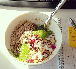 #smoothiebowl #greensmoothiebowl #breakfast #officebreakfast #morgengleichnochmal #paleo #glutenfree #green #love #workingmom #foodporn #lemontaste #office