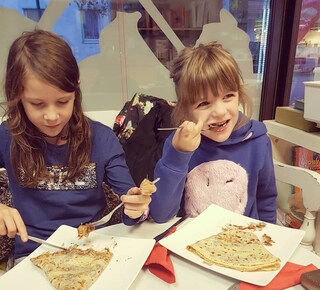 Man beachte die unterschiedlich Ess-Richtung der Crepes. Die schmecken nämlich (angeblich) unterschiedlich 😂 #kinderkinder #lieblingsessen #crepes #pfannkuchen #pancakes #nutellafuelforlife #yumyum #foodporn #frankreichzuhause #foodgoals #sisters #qualitytime #blueshirts #blondes #iloveyou #livingwithkids #lebenmitkindern #potd #dinner #sweety #childhood #künstlerischnichtwertvoll #watsolls #bistro