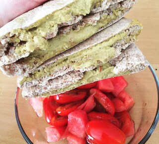 Heute Abend gibts Vollkornpitabrot mit Curryhumus und Tomaten-Wassermelonensalat. #myveganjourney #myveganplate #pitabread #hummus #watermelon #tomatoes #vegansofig #vegandeutschland #veganinspiration #veganfood #whatveganeat #vegandinner #summerdinner #love #funn#veganfoodporn