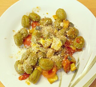 Nicht schön aber lecker 😋 Spinatgnocchi mit Tomaten, Zucchini, Salbei und cashewsan #myveganjourney #vegandeutschland #veganfood #veganlunch #myveganplate #lunch #plantbased #veganfoodporn #foodporn #gnocchi #cashewsan #zucchini #tomatoes #salbei #vegansoulfood #love