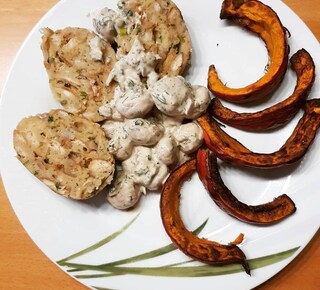 #myveganjourney #myveganplate #vegandinner #vegandeutschland #veganinspiration #veganeserviettenknödel #veganesemmelknödel #veganechampignonrahmsauce #veganesabenessen #veganessen #ofenkürbis #bakedpumpkin #veganfallfood #veganfoodporn #love