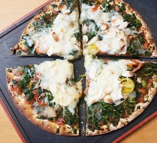 Selbst gekauft und mit violife und Mandeln gepimpt. Selbst dem großen Kind schmeckt es, sogar besser als mit normalem Käse 😆 #veganpizza #pizzaspinaci #vegancheesegoals #violifecheese #veganfettwerden #veganfoodporn #veganlunch #foodporn #love #plantbased #myveganjourney #myveganplate #vegandeutschland #vegansofig