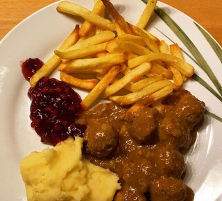 Wie köttbullar aus den Hanf süsskartoffel Bällchen 😋 #vegandinner #veganfood #veganformyhealth #veganköttbullar #fries #kartoffelbrei #vegansoulfood #veganwinterfood #plantbased #comfortfood #vegancomfortfood #veganfoodporn #myveganjourney #köttbullar #foodporn #vegandeutschland #veganinspo #love