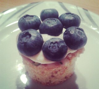 #dessert #muffin #cupcake #cake #carrotcake #icing #frosting #blueberries #berry #yummy #yummi #decor #interior #funfood #love #beautyful #foodgasm #foodporn #instacake #sweet #cute #coffee