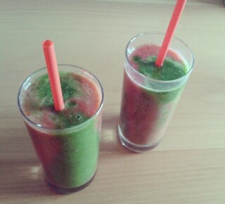 #happy #healthy #beautiful #lunch #greensmoothie #smoothie #fruits #papaya#banana #melon #lettuce #strawberry #parsley #pineapple #yummy #delicious #pretty #instafood #foodgram #decor #interior #style #foodporn #eatclean #cleaneating #green #red