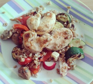 Not #pretty but #yummy #delicious #selfmade #eatclean #cleaneating #spelt #salad #grilled #veggies #chicken #feta #instafood #foodgram #food #lunch #nomnom #foodporn