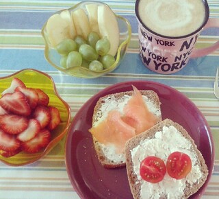 #happy #healthy #beautiful #breakfast #goodmorning #wholegrain #strawberry #apple #grapes #salmon #eatclean #cleaneating #pretty #instafood #foodgram #decor #interior #style #foodporn #Hamburg #newyork