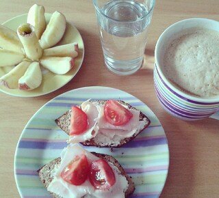 #happy #healthy #beautiful #breakfast #goodmorning #food #wholegrain #coffee #caffelatte #yummy #chicken #tomato #apple #sunday #family #eatclean #cleaneating #pretty #instafood #foodgram #decor #style #foodporn
