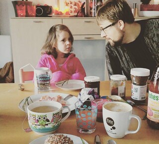 #goodmorning #happy #beautiful #monday #vacationathome #breakfast #breakie #familybreakfast #Coffee #yogitea #bacon #foodporn #nutella #jam #daddyanddaughter #yummy #love #fun #candles #lebenmitkindern #momlife #livingwithkids #iloveyou #beardedmen