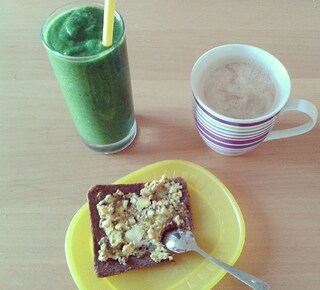 #happy #healthy #beautiful #breakfast #goodmorning #wholegrain #greensmoothie #smoothie #fruits #coffee #creamcheese #organic #getfit #eatclean #cleaneating #healthyfood #foodart #foodporn #love #fun #style #sultansfreude #yellow #summer #sunshine