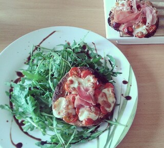 #happy #healthy #beautiful #lunch #selfmade #eatclean #cleaneating #yummy #delicious #wholegrainpitabread #pizza #lowfatmozzarella #tomatos #rocket #salad #balsamicvinegar #seranoham #love #healthyeating #healthyfood #foodporn