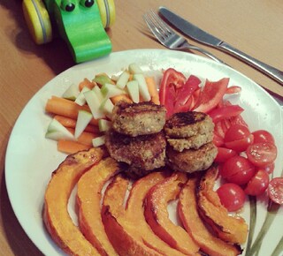#happy #healthy #beautiful #vegan #lunch #ovenbaked #pumpkin #falafel #tomato#carrots #bellpepper #apple #lemonjuice #crocodile #yummy #delicious #selfmade #eatclean #cleaneating#red #healthyfood #foodart #foodporn #foodshare #myplate