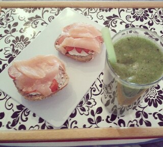 #happy #healthy #beautiful #lunch #combo #greensmoothie #creamcheese #tomato #smokedsalmon #laptray #love #foodporn #foodshare #healthyfood #foodart #foodgram #mango#pear #kiwi #pineapple #banana #cornsalad