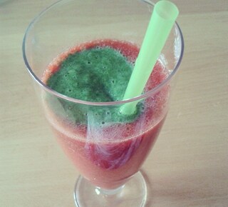 #happy #healthy #beautiful #dinner #greensmoothie #smoothie #spinach #banana #kiwi#apple #strawberry#strawberries #red #green #eatclean #cleaneating #nutrition #healthyfood #style #foodporn #foodart #foodgram #instafood #love #fun #style