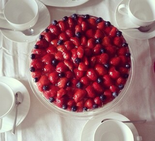 #happy #beautiful#sunday #afternoon#family#coffee #teatime #selfmade #strawberrycake #strawberries #blueberries #villeroyboch #white #red #love #fun #style #foodporn #foodshare#instacake#perfection #fruits #cake #yummy